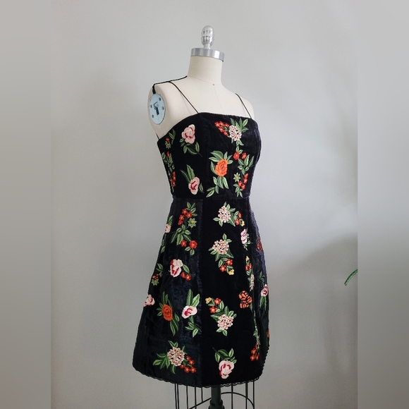 ALICE + OLIVIA Launa black velvet mini dress with colourful floral embroidery - Picture 2 of 14